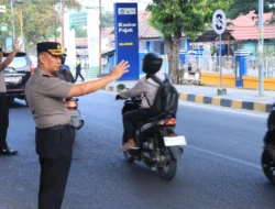 Atur Lalu Lintas dan Bantu Pejalan Kaki, Wakapolres dan PJU Polres Majene Turun Kejalan Gelar Commander Wish