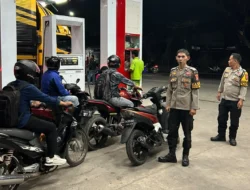 Polisi Bersama Masyarakat, Polsek Banggae Pantau SPBU untuk Cegah Kepadatan Kendaraan