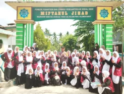 Polisi Bersama Masyarakat, Bhabinkamtibmas Polsek Banggae Sambangi Ponpes Miftahul Jihad di Hari Santri Nasional