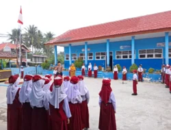 Polisi Masuk Sekolah, Bhabinkamtibmas Pamboang Ajak Siswa SDN 2 Bababulo Disiplin Belajar