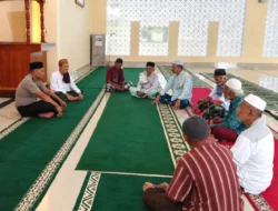 Kapolsek Banggae Duduk Bersama Jemaah, Aspirasi Penerangan Jalan Tunda Disampaikan